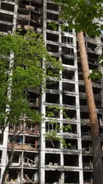 Ukrayna, Kyiv 'de yanmış ve yıkılmış bir evin dikey videosu