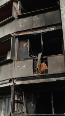 Ukrayna, Kyiv 'de yanmış ve yıkılmış bir evin dikey videosu