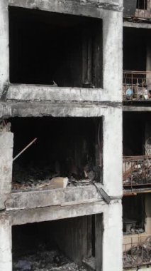 Ukrayna, Kyiv 'de yanmış ve yıkılmış bir evin dikey videosu