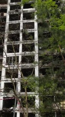 Ukrayna, Kyiv 'de yanmış ve yıkılmış bir evin dikey videosu