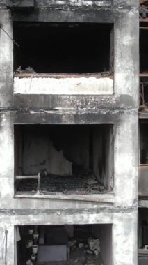 Ukrayna, Kyiv 'de yanmış ve yıkılmış bir evin dikey videosu