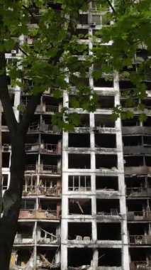 Ukrayna, Kyiv 'de yanmış ve yıkılmış bir evin dikey videosu