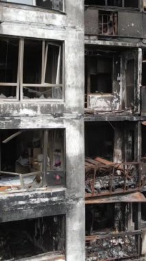 Ukrayna, Kyiv 'de yanmış ve yıkılmış bir evin dikey videosu