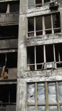 Ukrayna, Kyiv 'de yanmış ve yıkılmış bir evin dikey videosu