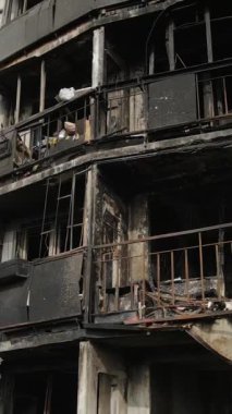 Ukrayna, Kyiv 'de yanmış ve yıkılmış bir evin dikey videosu