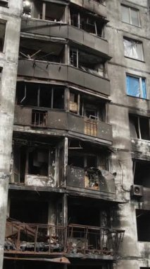 Ukrayna, Kyiv 'de yanmış ve yıkılmış bir evin dikey videosu