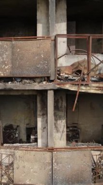 Ukrayna, Kyiv 'de yanmış ve yıkılmış bir evin dikey videosu