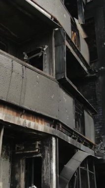 Ukrayna, Kyiv 'de yanmış ve yıkılmış bir evin dikey videosu