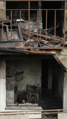 Ukrayna, Kyiv 'de yanmış ve yıkılmış bir evin dikey videosu