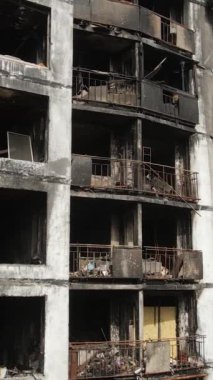 Ukrayna, Kyiv 'de yanmış ve yıkılmış bir evin dikey videosu