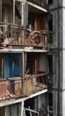 Ukrayna, Kyiv 'de yanmış ve yıkılmış bir evin dikey videosu