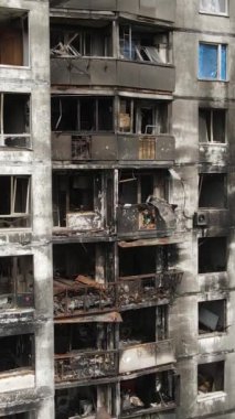 Ukrayna, Kyiv 'de yanmış ve yıkılmış bir evin dikey videosu