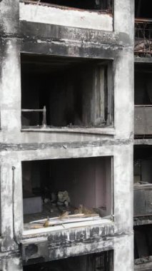 Ukrayna, Kyiv 'de yanmış ve yıkılmış bir evin dikey videosu