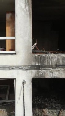 Ukrayna, Kyiv 'de yanmış ve yıkılmış bir evin dikey videosu