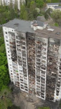 Ukrayna, Kyiv 'de yanmış ve yıkılmış bir evin dikey videosu