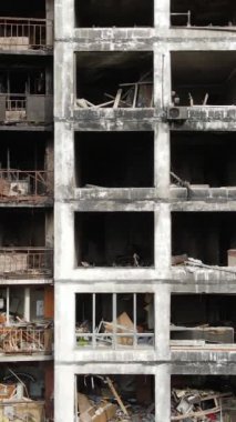 Ukrayna, Kyiv 'de yanmış ve yıkılmış bir evin dikey videosu