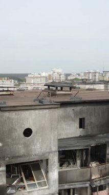 Ukrayna, Kyiv 'de yanmış ve yıkılmış bir evin dikey videosu