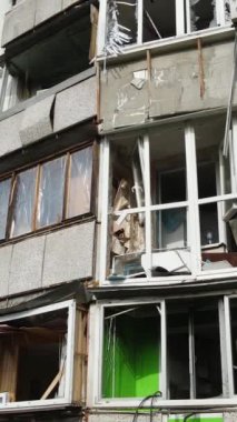 Ukrayna, Kyiv 'de yanmış ve yıkılmış bir evin dikey videosu