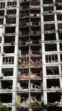 Ukrayna, Kyiv 'de yanmış ve yıkılmış bir evin dikey videosu