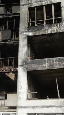 Ukrayna, Kyiv 'de yanmış ve yıkılmış bir evin dikey videosu