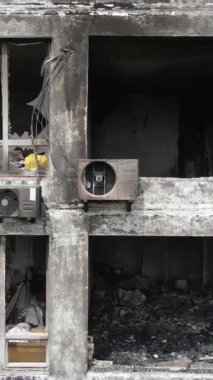 Ukrayna, Kyiv 'de yanmış ve yıkılmış bir evin dikey videosu