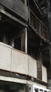 Ukrayna, Kyiv 'de yanmış ve yıkılmış bir evin dikey videosu