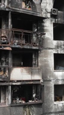 Ukrayna, Kyiv 'de yanmış ve yıkılmış bir evin dikey videosu