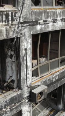 Ukrayna, Kyiv 'de yanmış ve yıkılmış bir evin dikey videosu