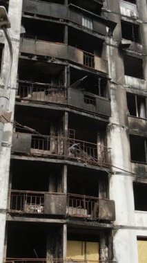 Ukrayna, Kyiv 'de yanmış ve yıkılmış bir evin dikey videosu