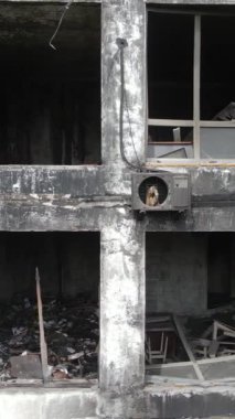 Ukrayna, Kyiv 'de yanmış ve yıkılmış bir evin dikey videosu