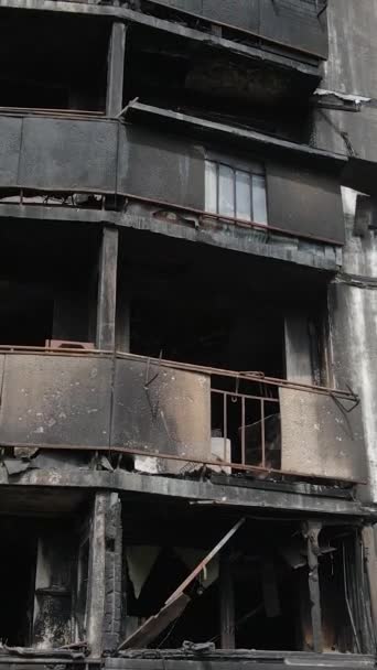 Függőleges Videó Egy Leégett Lerombolt Ház Kijevben Ukrajna — Stock videók