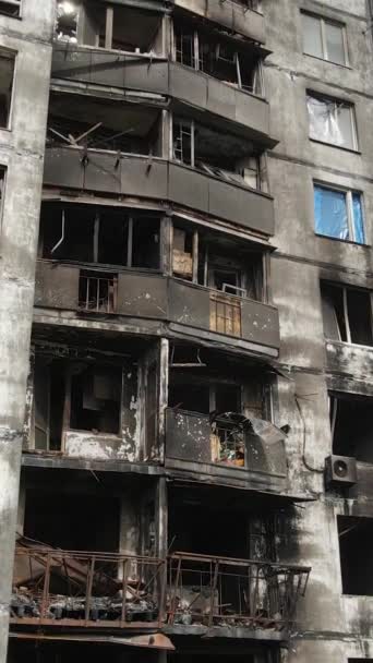 ウクライナのキエフで焼かれ 破壊された家の垂直ビデオ — ストック動画