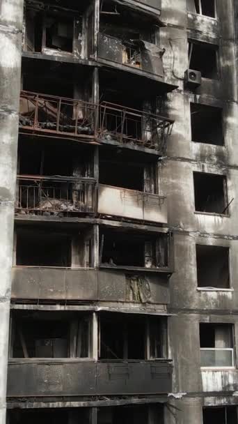 ウクライナのキエフで焼かれ 破壊された家の垂直ビデオ — ストック動画