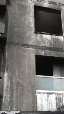 Ukrayna, Kyiv 'de yanmış ve yıkılmış bir evin dikey videosu