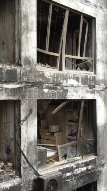 Ukrayna, Kyiv 'de yanmış ve yıkılmış bir evin dikey videosu