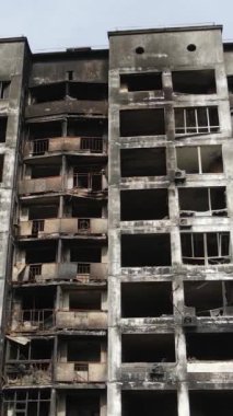 Ukrayna, Kyiv 'de yanmış ve yıkılmış bir evin dikey videosu