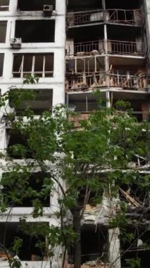 Ukrayna, Kyiv 'de yanmış ve yıkılmış bir evin dikey videosu