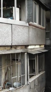 Ukrayna, Kyiv 'de yanmış ve yıkılmış bir evin dikey videosu