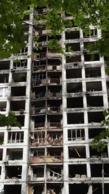Ukrayna, Kyiv 'de yanmış ve yıkılmış bir evin dikey videosu