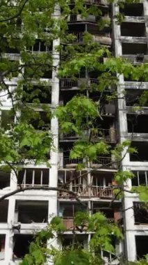 Ukrayna, Kyiv 'de yanmış ve yıkılmış bir evin dikey videosu