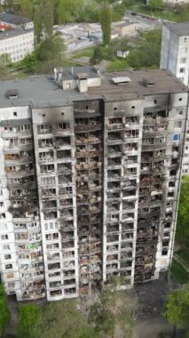 Ukrayna, Kyiv 'de yanmış ve yıkılmış bir evin dikey videosu