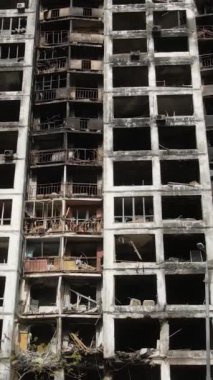 Ukrayna, Kyiv 'de yanmış ve yıkılmış bir evin dikey videosu