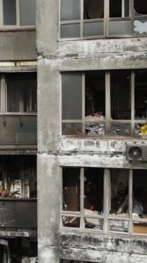 Ukrayna, Kyiv 'de yanmış ve yıkılmış bir evin dikey videosu