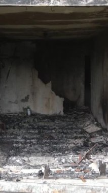 Ukrayna, Kyiv 'de yanmış ve yıkılmış bir evin dikey videosu