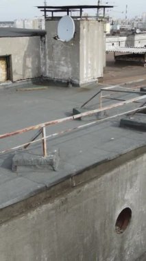 Ukrayna, Kyiv 'de yanmış ve yıkılmış bir evin dikey videosu