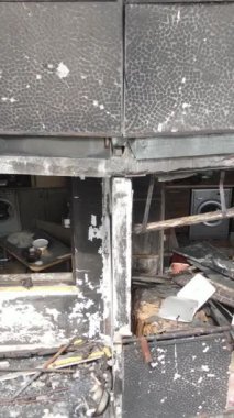 Ukrayna, Kyiv 'de yanmış ve yıkılmış bir evin dikey videosu