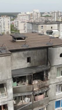 Ukrayna, Kyiv 'de yanmış ve yıkılmış bir evin dikey videosu