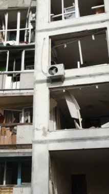 Ukrayna, Kyiv 'de yanmış ve yıkılmış bir evin dikey videosu