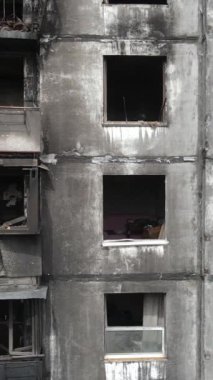 Ukrayna, Kyiv 'de yanmış ve yıkılmış bir evin dikey videosu