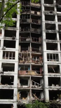 Ukrayna, Kyiv 'de yanmış ve yıkılmış bir evin dikey videosu